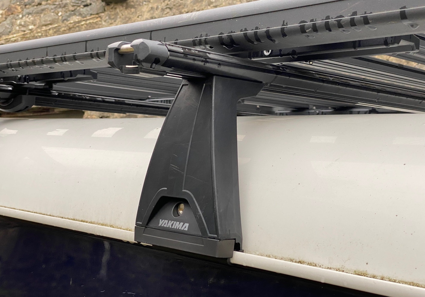 Land Rover Defender 110 (1983 to 2016):Yakima LockNLoad 2 bar system with 165cm roof bars