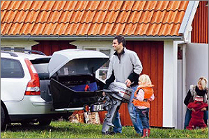 The Roof Box Company: THULE BackUp 900 with THULE EasyBase 949