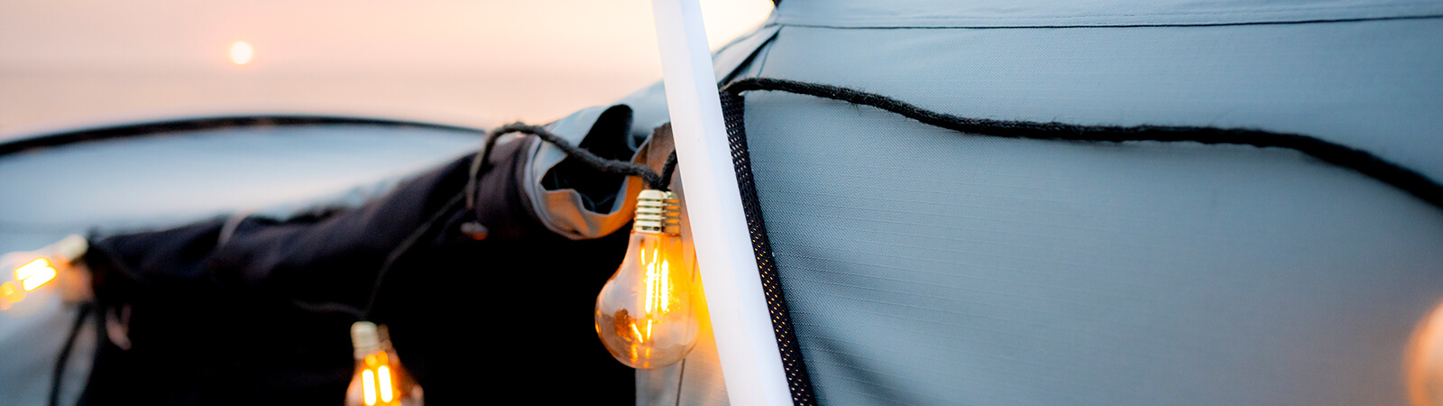 A close up view on the brushed aluminium frame of a roof tent