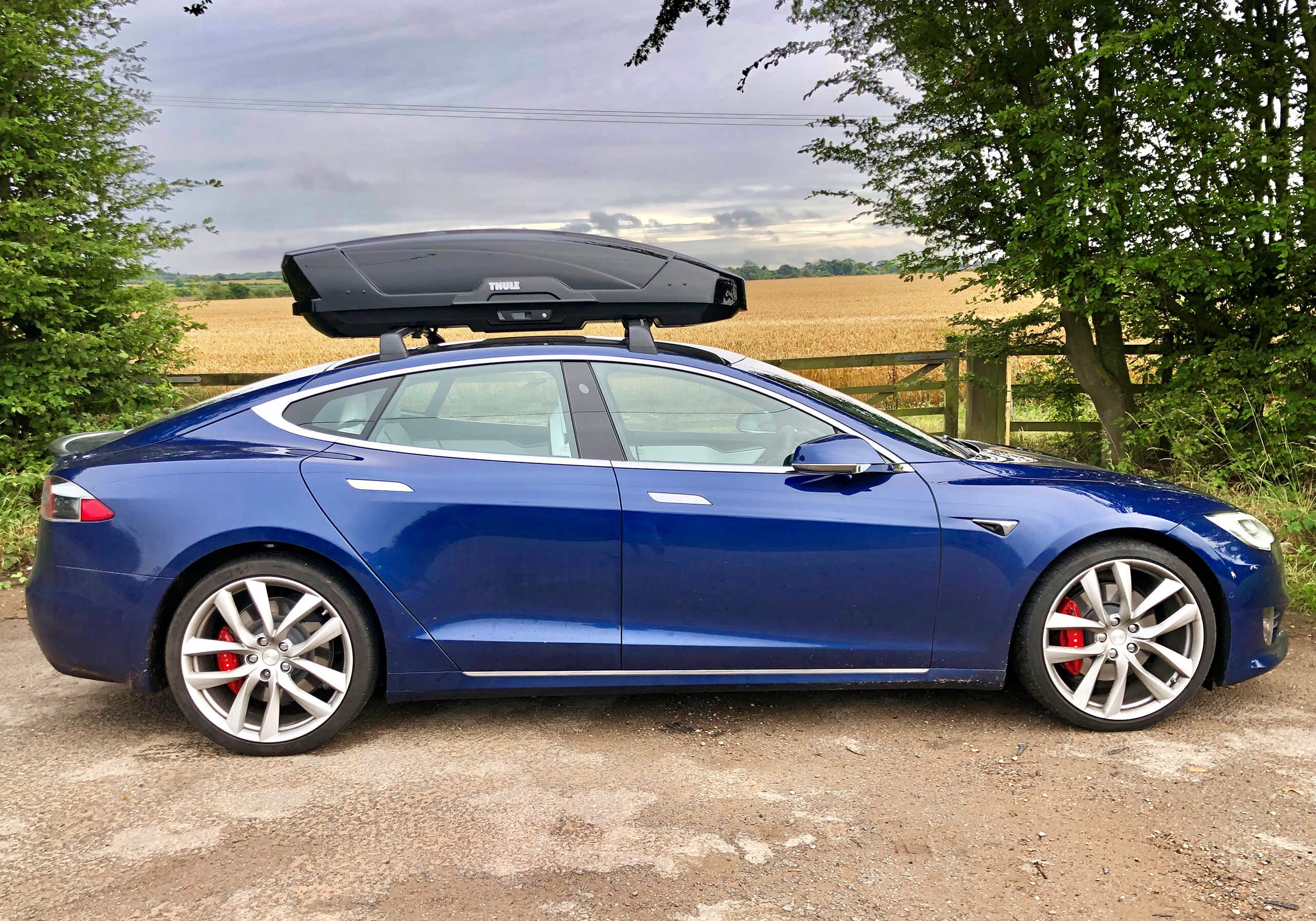 Tesla Model S (14 on) :Fitting a roof box on a Tesla Model S.
