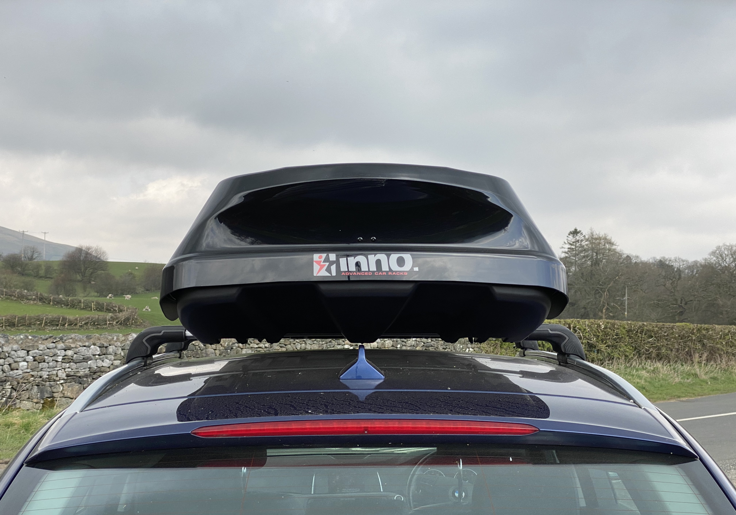 https://www.roofbox.co.uk/gal/rbx/inno-wedge-roof-box-black-INRWP13BK_12Z.jpg